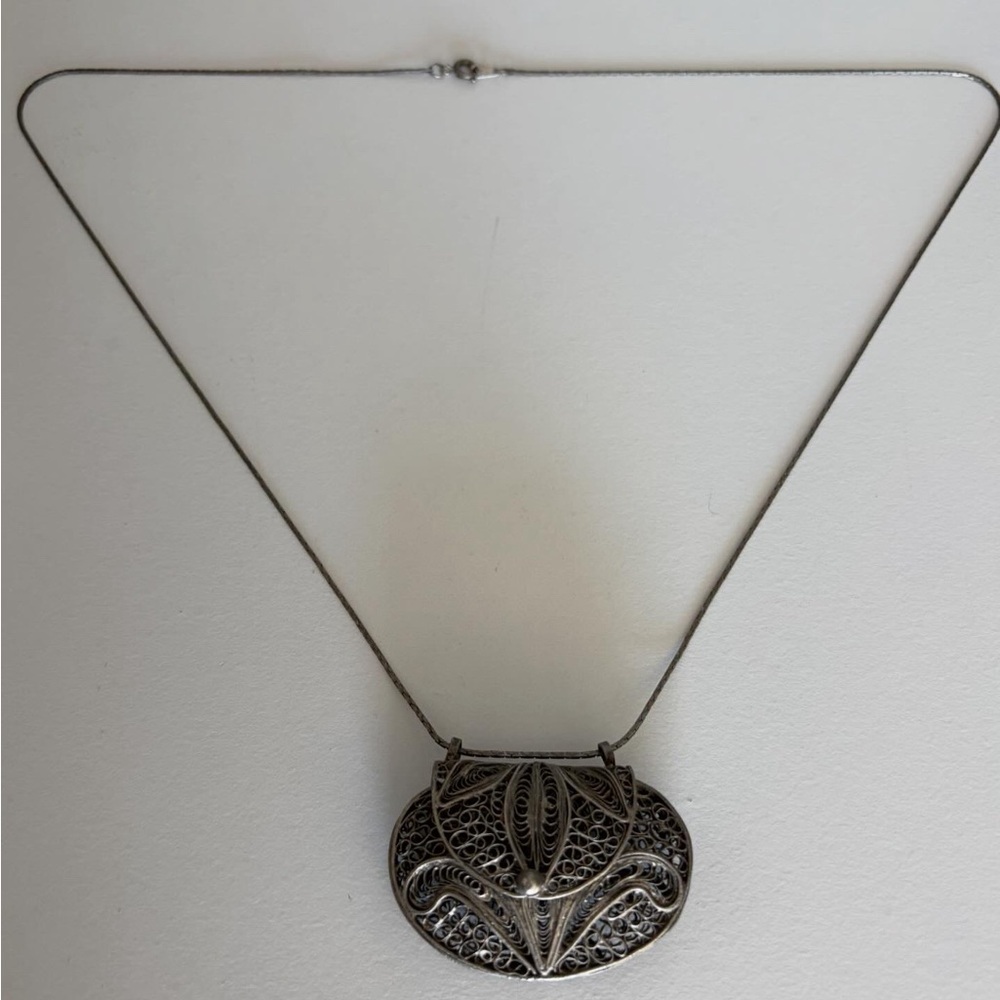 Vintage Silver Filigree Pendant Necklace (1970s) it really opens!